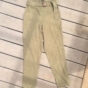 Green cropped trousers